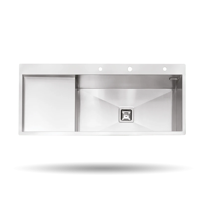 سینک کورینی پرنیان استیل مدل PS 4232 توکار با ابعاد 120×50 سانتی‌متر، استیل ضد زنگ 18/10، لگن باکس R0، سیفون، تخته برش چوبی، لیوان‌شور، سبد فلزی، توری فلزی، پیش‌بند، جامایع.